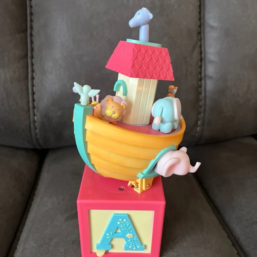 Vintage Enesco Moments Collection, musical Noah's Ark. Perfect!